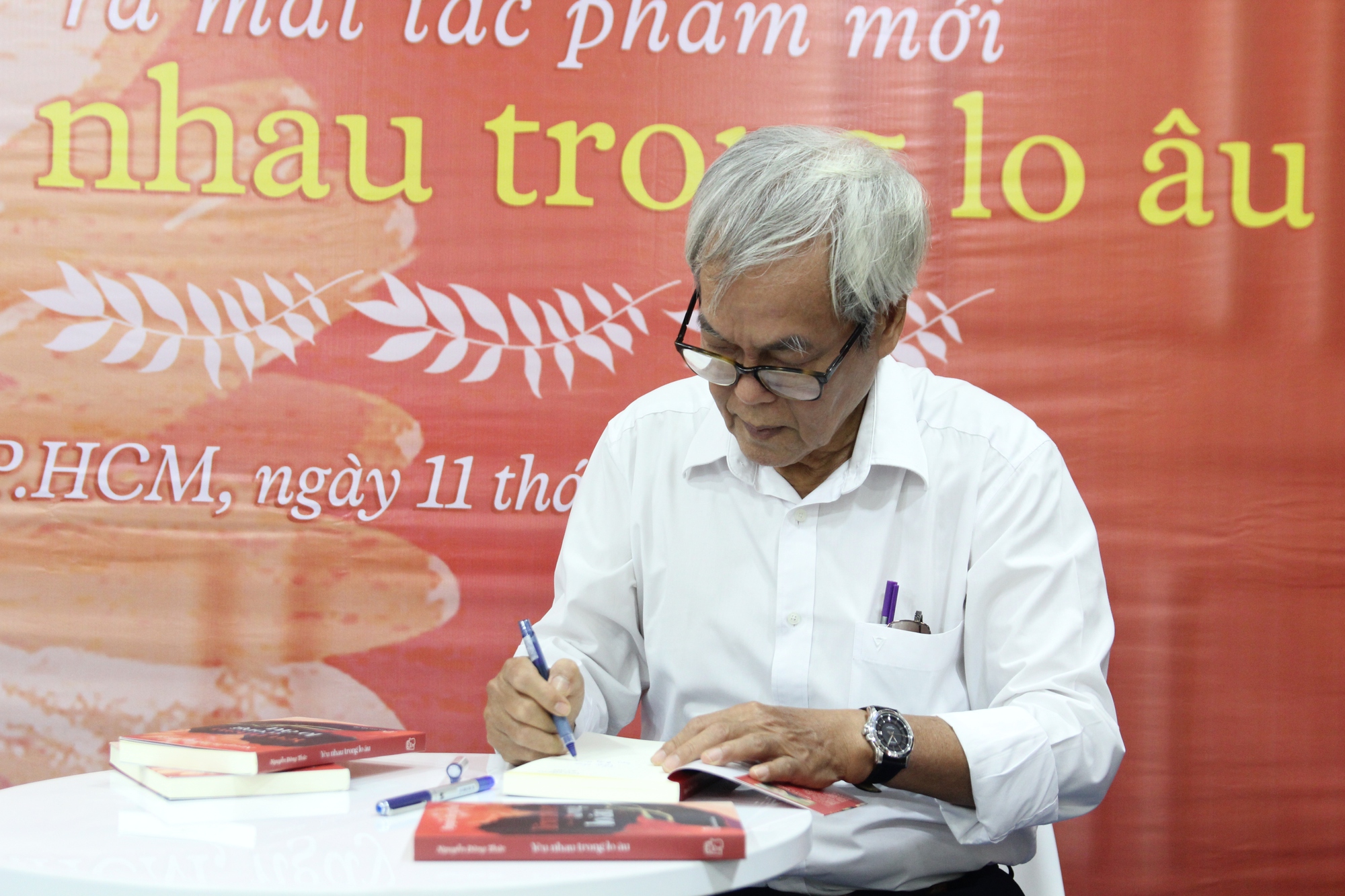 Nhà văn Nguyễn Đông Thức trở lại với Yêu nhau trong lo âu - Ảnh 3.