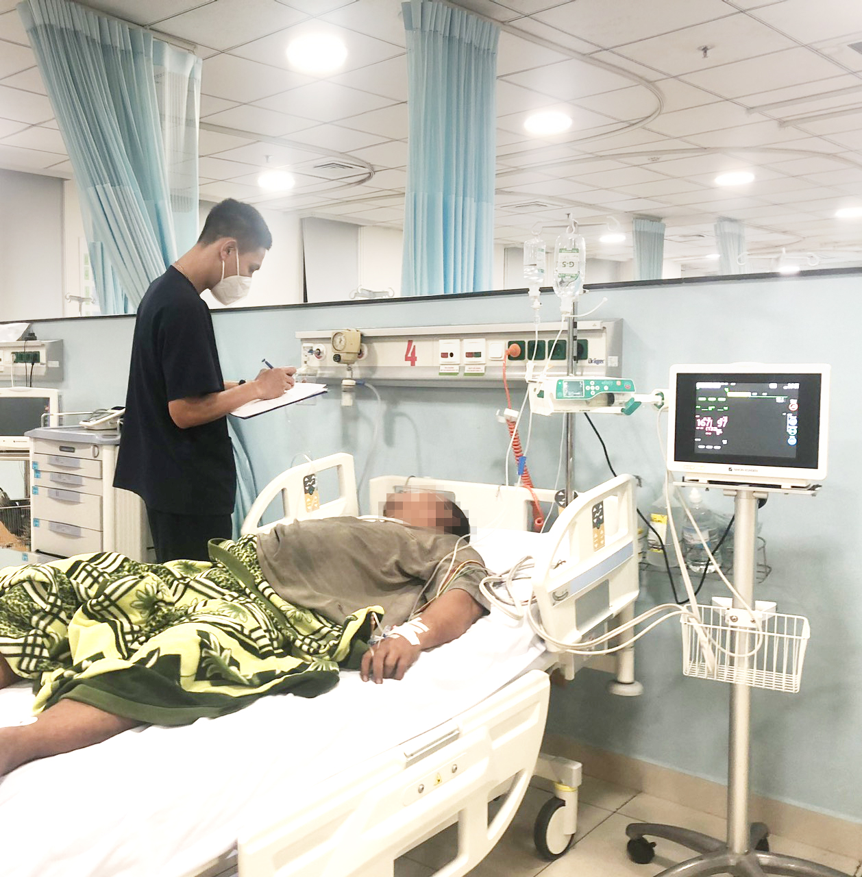 Vượt mưa giông, trực thăng đưa ngư dân đột quỵ não từ đảo vào đất liền điều trị - Ảnh 4. Vượt mưa giông, trực thăng đưa ngư dân đột quỵ não từ đảo vào đất liền điều trị - Ảnh 4.