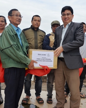Tiếp tục trao 3.400 cờ Tổ quốc cho ngư dân Quảng Ngãi - Ảnh 1.