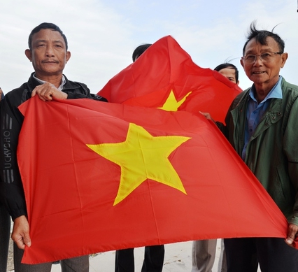Tiếp tục trao 3.400 cờ Tổ quốc cho ngư dân Quảng Ngãi - Ảnh 2.