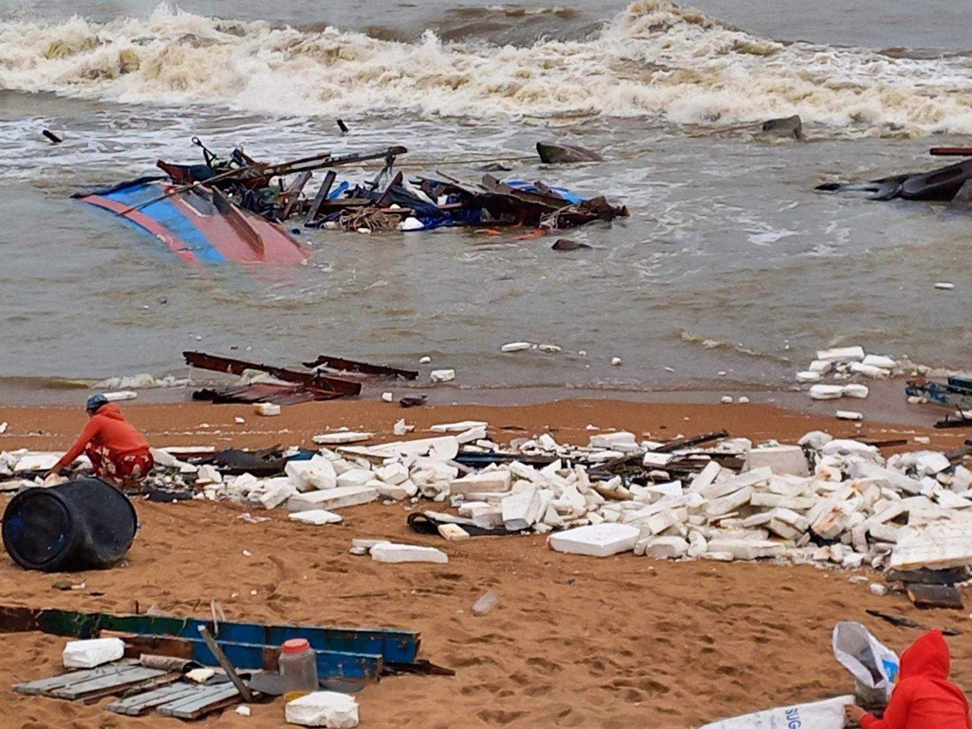 Phú Yên: Tàu cá tiền tỉ ra khơi bị mắc cạn, sóng đánh tan tành - Ảnh 1.