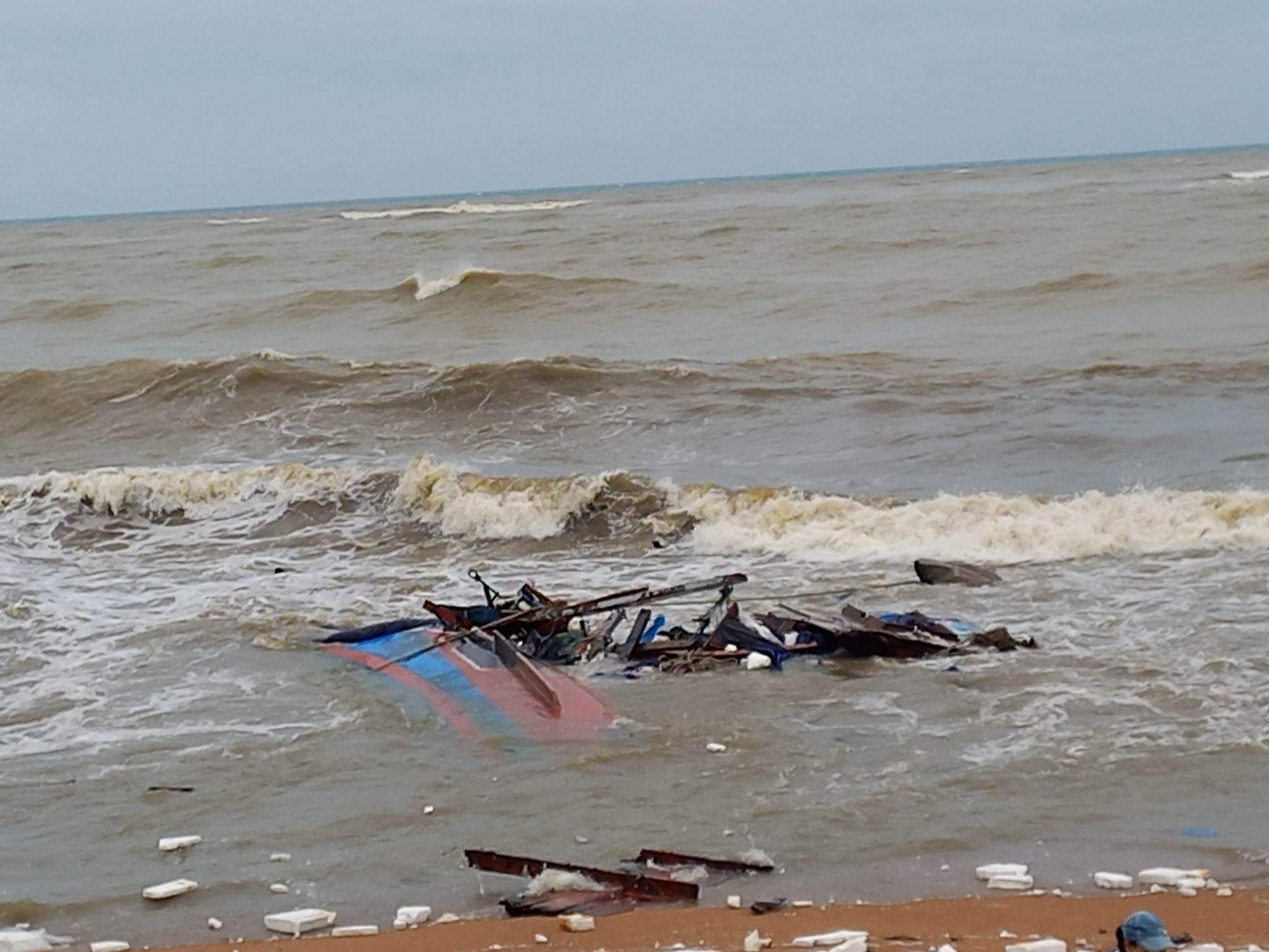 Phú Yên: Tàu cá tiền tỉ ra khơi bị mắc cạn, sóng đánh tan tành - Ảnh 2.