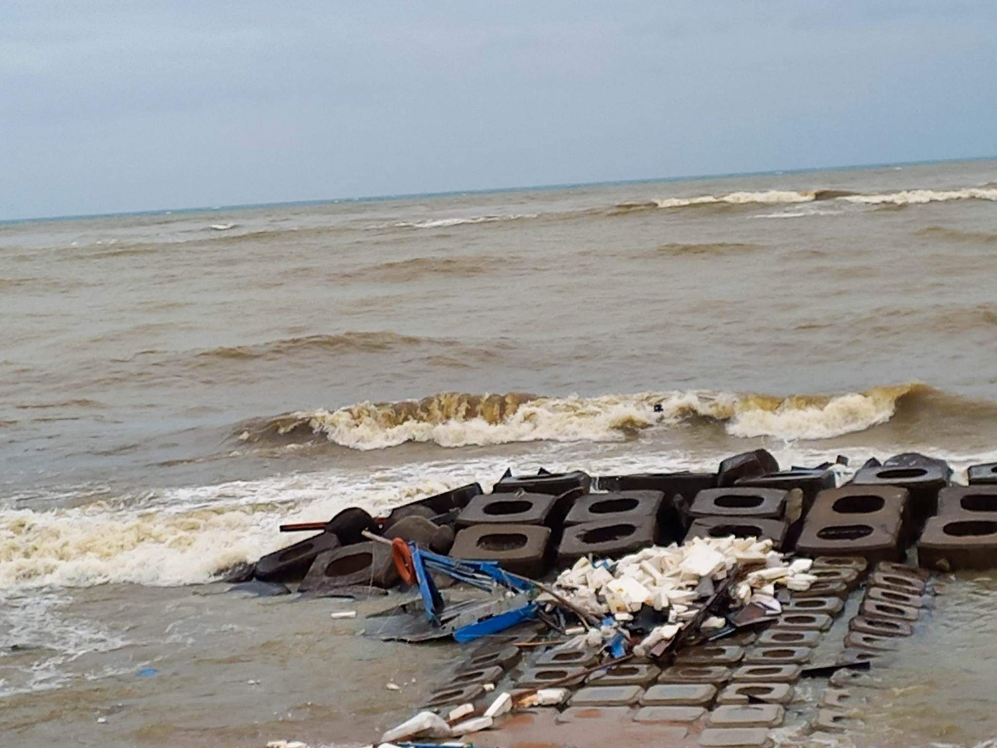 Phú Yên: Tàu cá tiền tỉ ra khơi bị mắc cạn, sóng đánh tan tành - Ảnh 3.