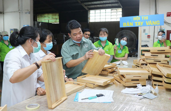 Ngành gỗ xoay xở giữ việc làm - Ảnh 1.