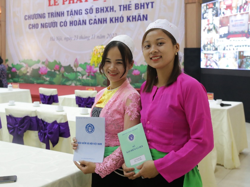 Tặng sổ BHXH, thẻ BHXH cho người khó khăn - Ảnh 2. Tặng sổ BHXH, thẻ BHXH cho người khó khăn - Ảnh 2.