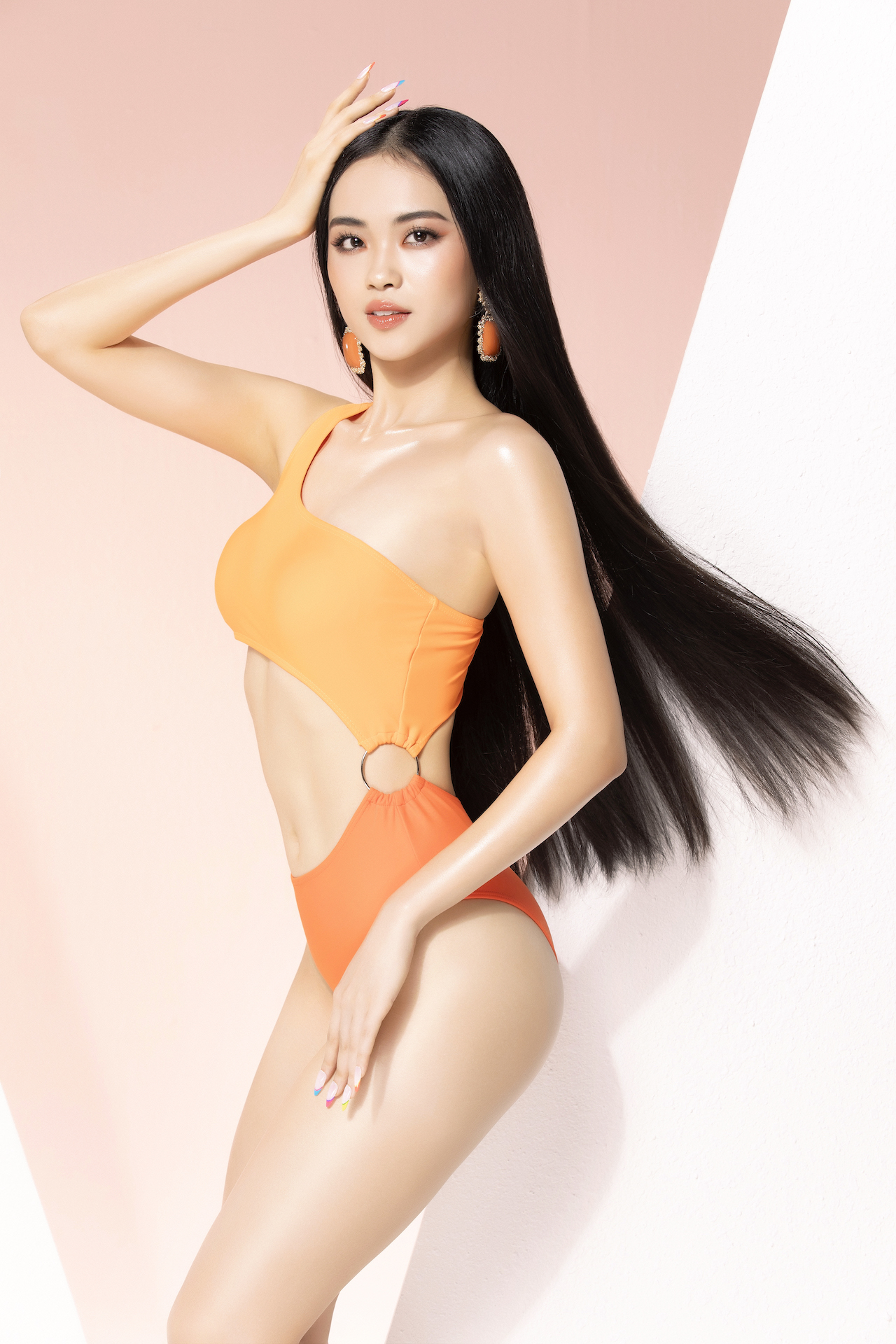 Tân Hoa hậu Hoàn vũ Thái Lan 2022 lộ ảnh trước khi phẫu thuật thẩm mỹ
