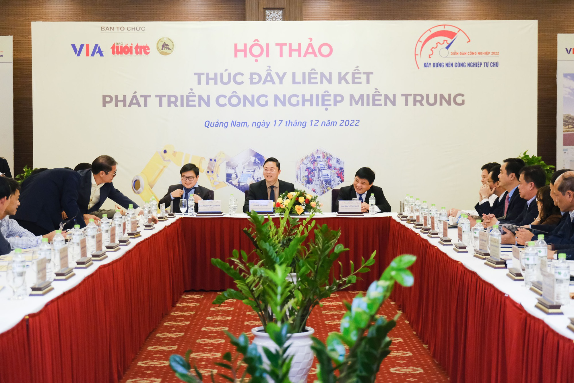 Hãy cùng chiêm ngưỡng những hình ảnh về tỉ phú Trần Bá Dương và cam kết của ông về sự phát triển của công nghiệp tại miền Trung. Bức ảnh sẽ giúp bạn hiểu rõ hơn về tầm nhìn và sức mạnh của doanh nhân Việt.