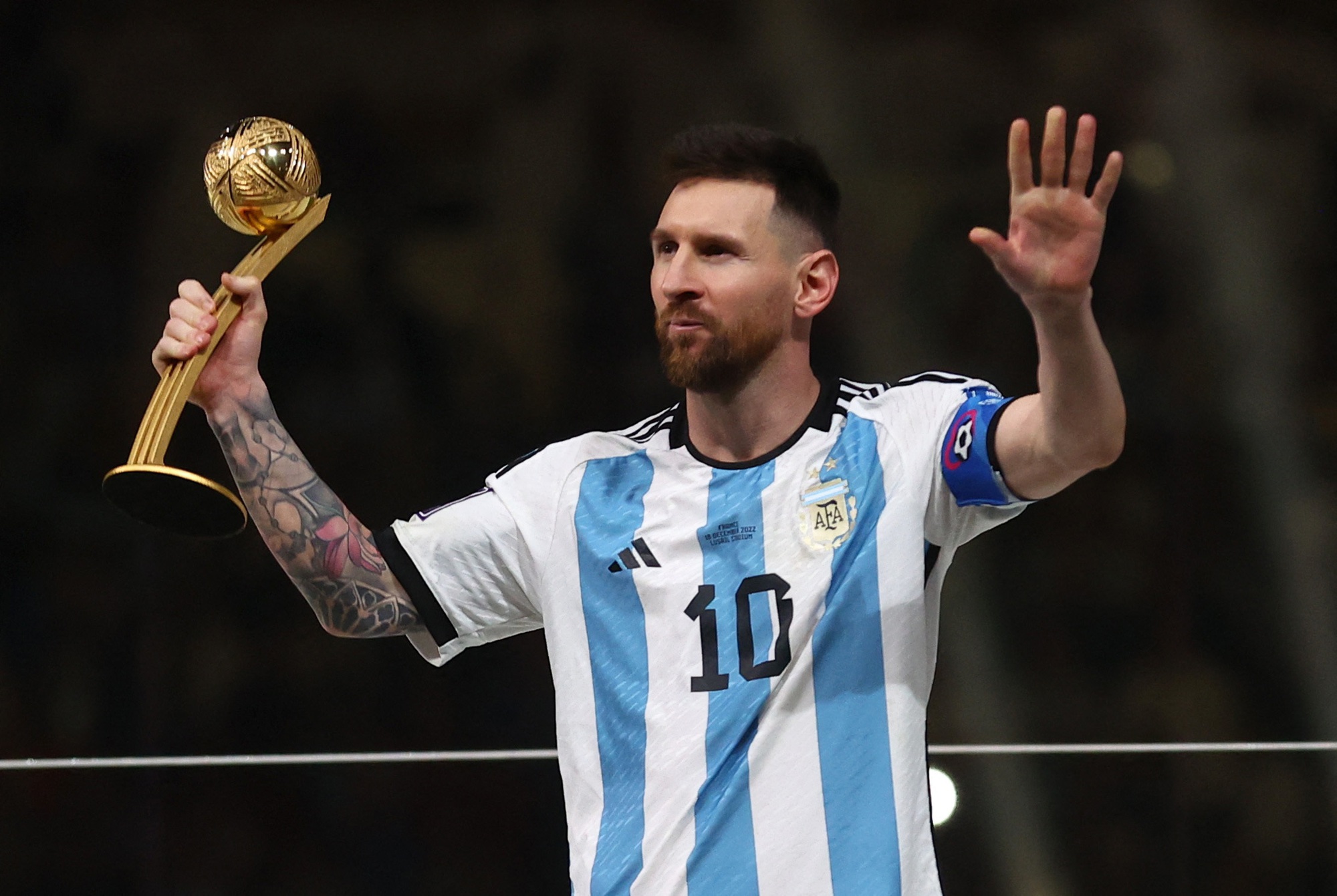 Messi đã chia tay tuyển Argentina, nhưng anh ấy đã giúp đội tuyển này giành được chức vô địch World Cup. Hãy xem ảnh của anh được tôn vinh với danh hiệu này và cảm nhận vinh quang của Messi.