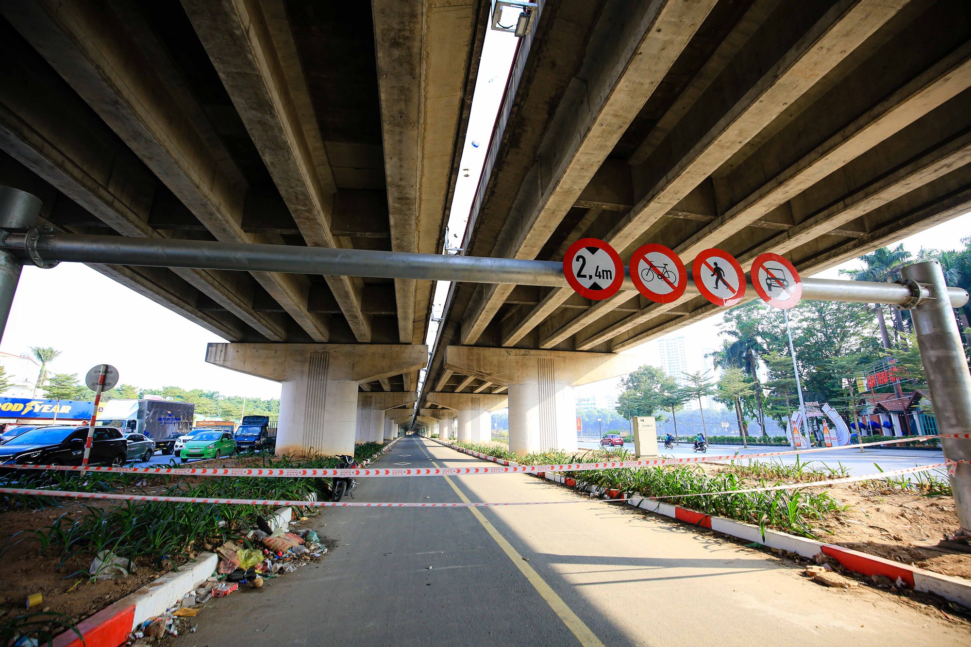 Cận cảnh cây cầu hoàn thành không bóng người qua lại - Ảnh 6.