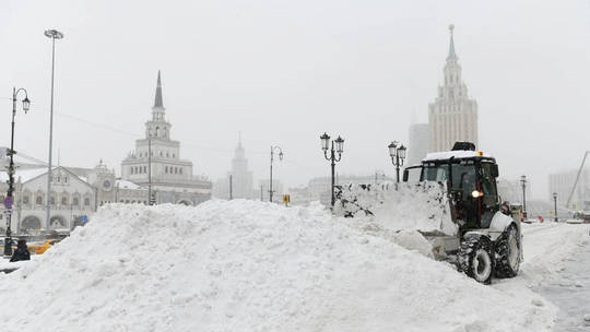 Giao thông Moscow rối tung vì tuyết rơi kỷ lục - Ảnh 1.
