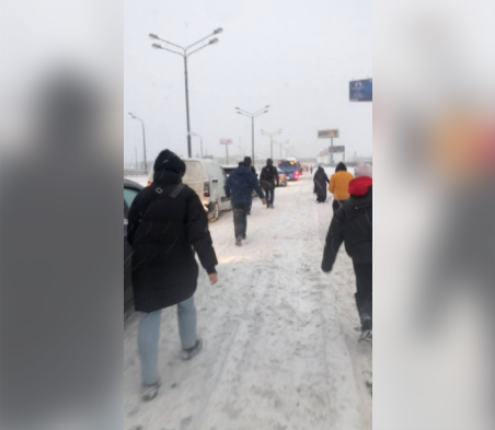 Giao thông Moscow rối tung vì tuyết rơi kỷ lục - Ảnh 2.