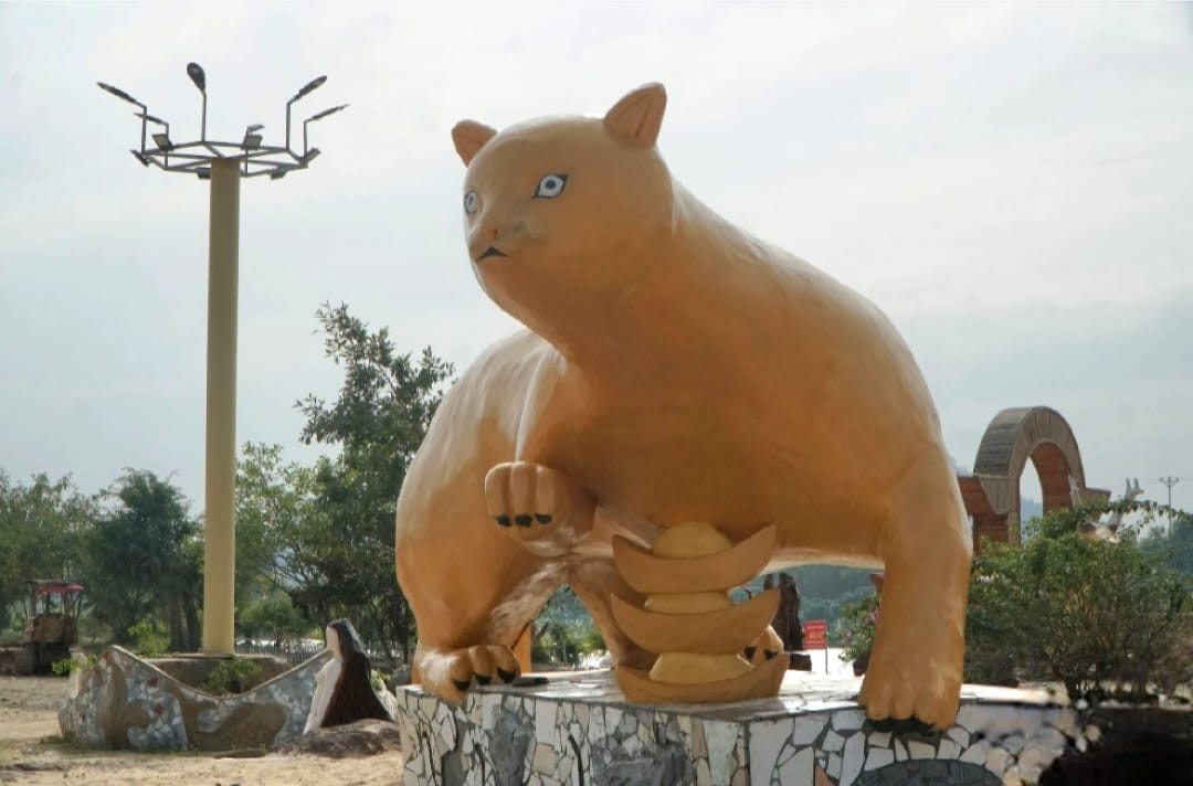 Tranh cãi tượng mèo giống chuột ở Thanh Hóa: Trong một khu phố ở Thanh Hóa, có một tượng mèo đang gây tranh cãi vì số lượng chuột \