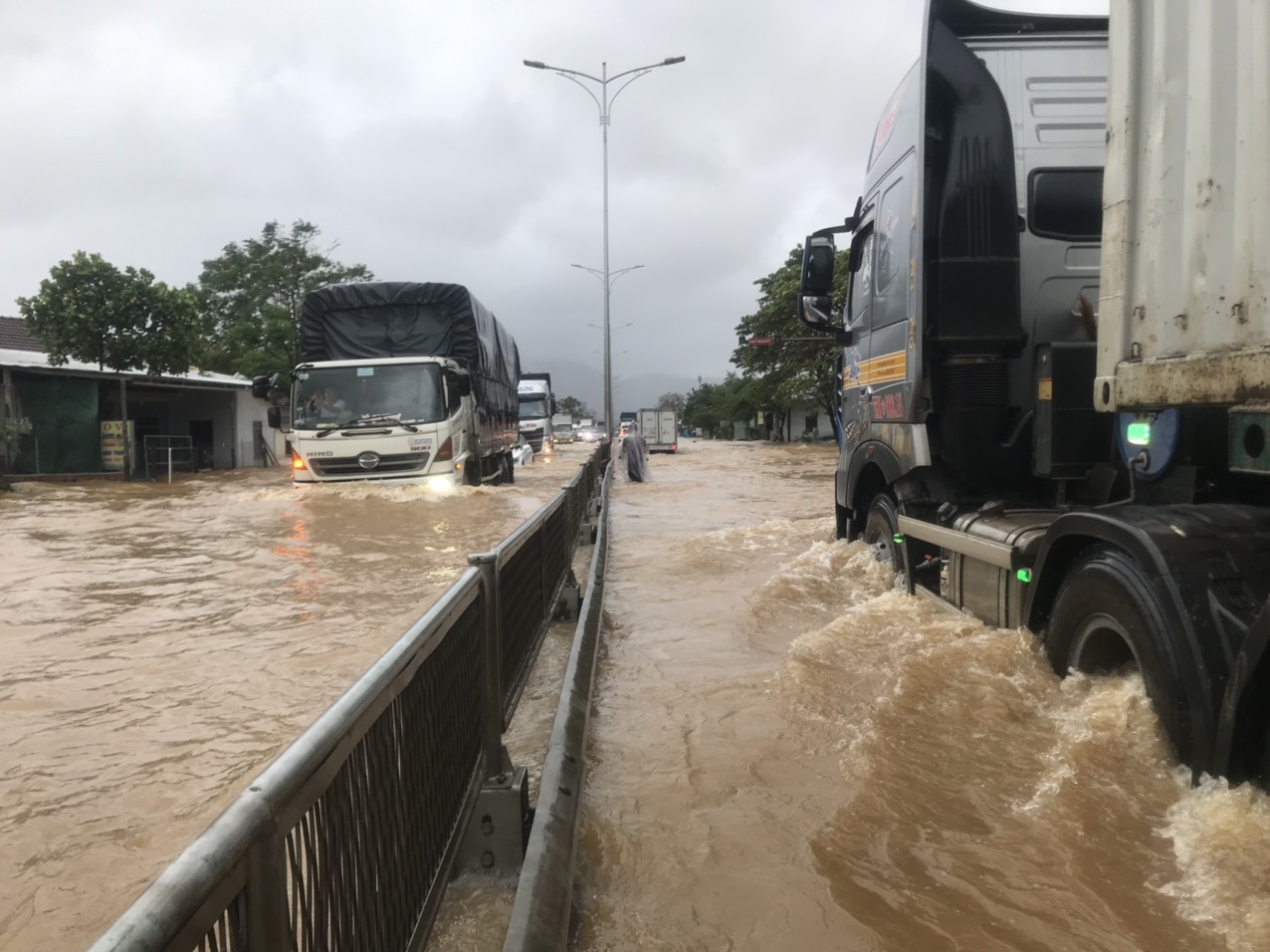 Mưa lớn, một người mất tích, Quốc lộ 1 qua Thừa Thiên - Huế nhiều đoạn bị ngập - Ảnh 3.