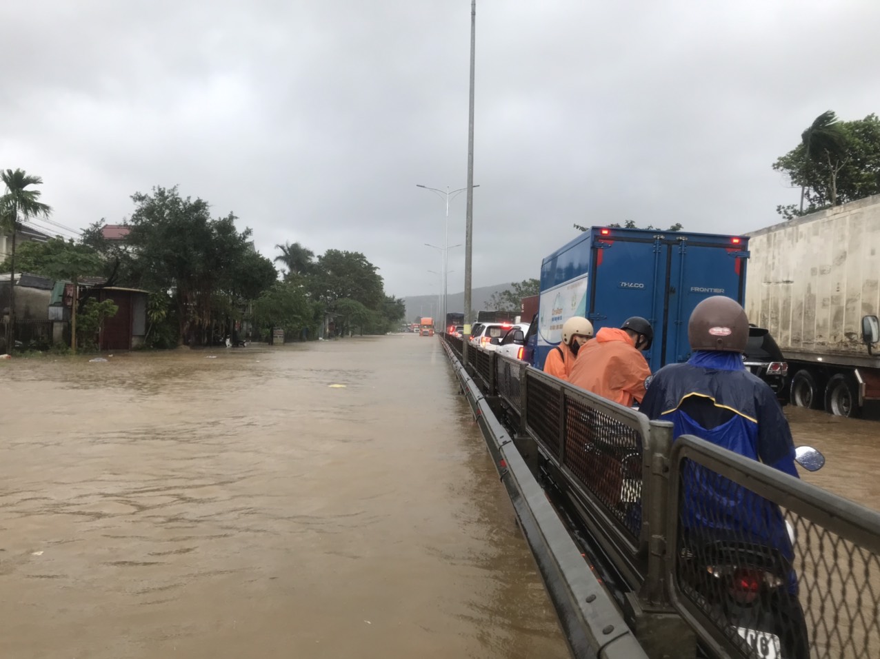 Mưa lớn, một người mất tích, Quốc lộ 1 qua Thừa Thiên - Huế nhiều đoạn bị ngập - Ảnh 2.