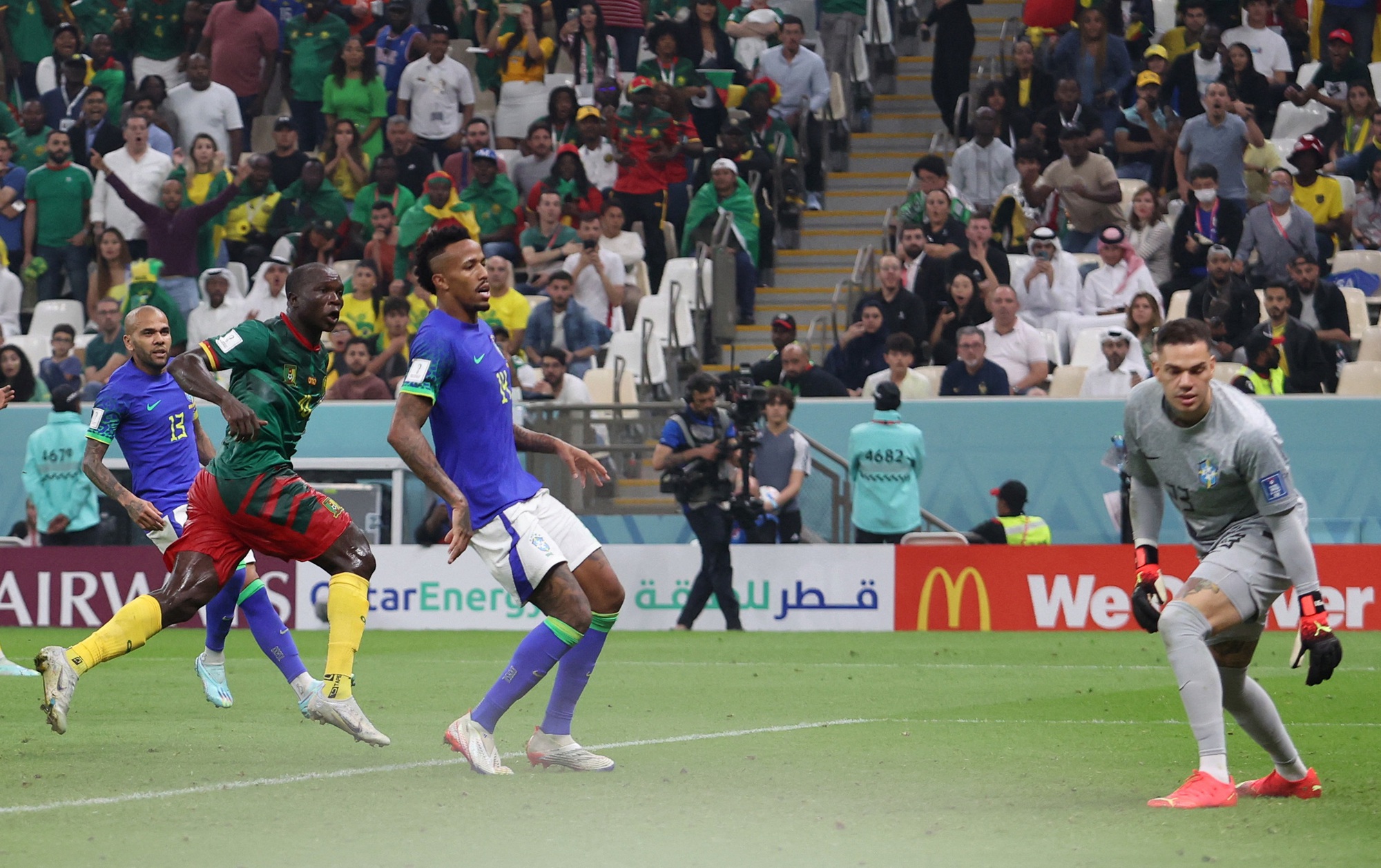 Thua sốc Cameroon, Brazil thẳng tiến vòng 1/8 - Ảnh 3.