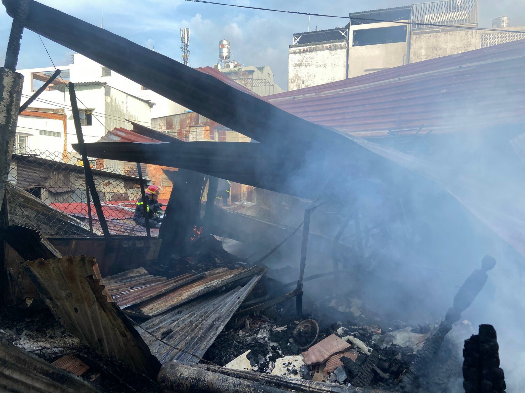 Nổ kèm cháy lớn tại một nhà ở quận Bình Thạnh, TP HCM - Ảnh 1.
