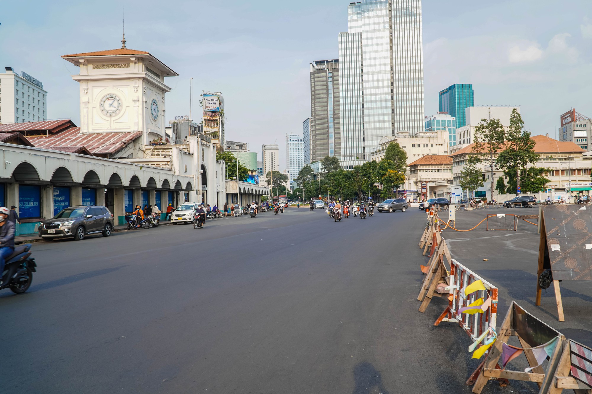 “Nét quen thuộc” trước chợ Bến Thành - Ảnh 1.