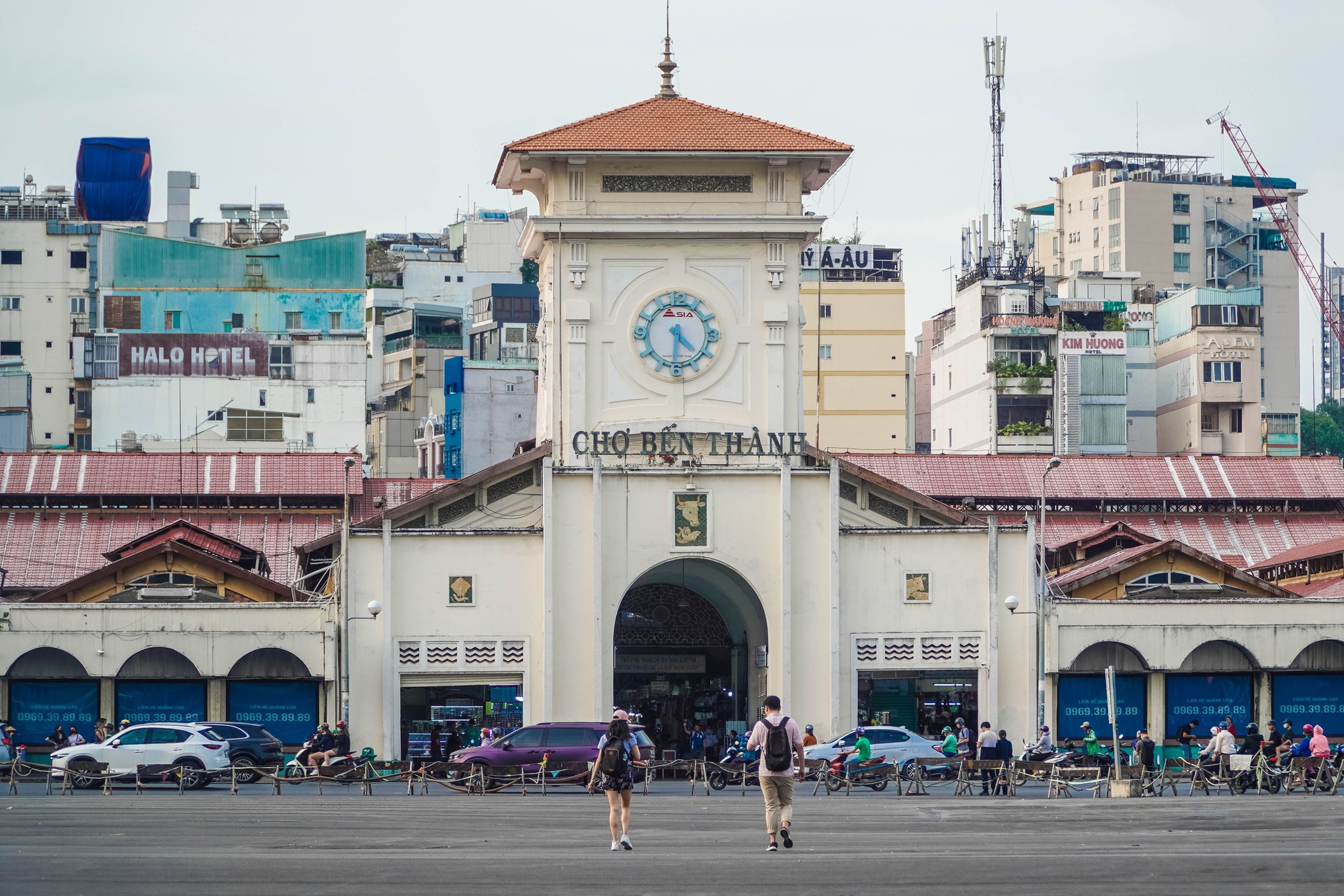 “Nét quen thuộc” trước chợ Bến Thành - Ảnh 3.