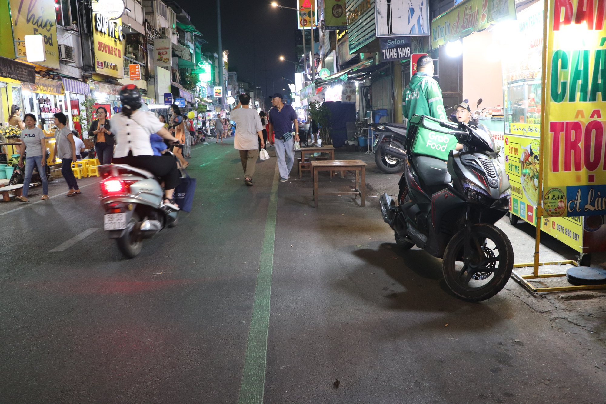 Cận cảnh phố ẩm thực Nguyễn Thượng Hiền trong ngày đầu hoạt động - Ảnh 7.