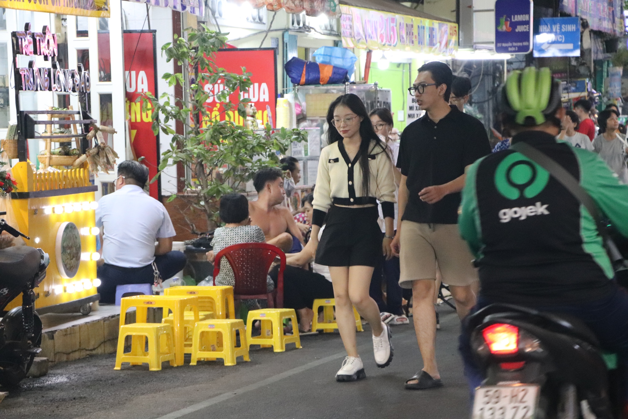 Cận cảnh phố ẩm thực Nguyễn Thượng Hiền trong ngày đầu hoạt động - Ảnh 2.