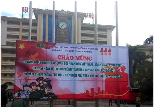 Trường ĐH Kinh doanh và Công nghệ Hà Nội thừa nhận vụ in pano có hình cờ Trung Quốc là sai phạm rất nghiêm trọng - Ảnh 1.