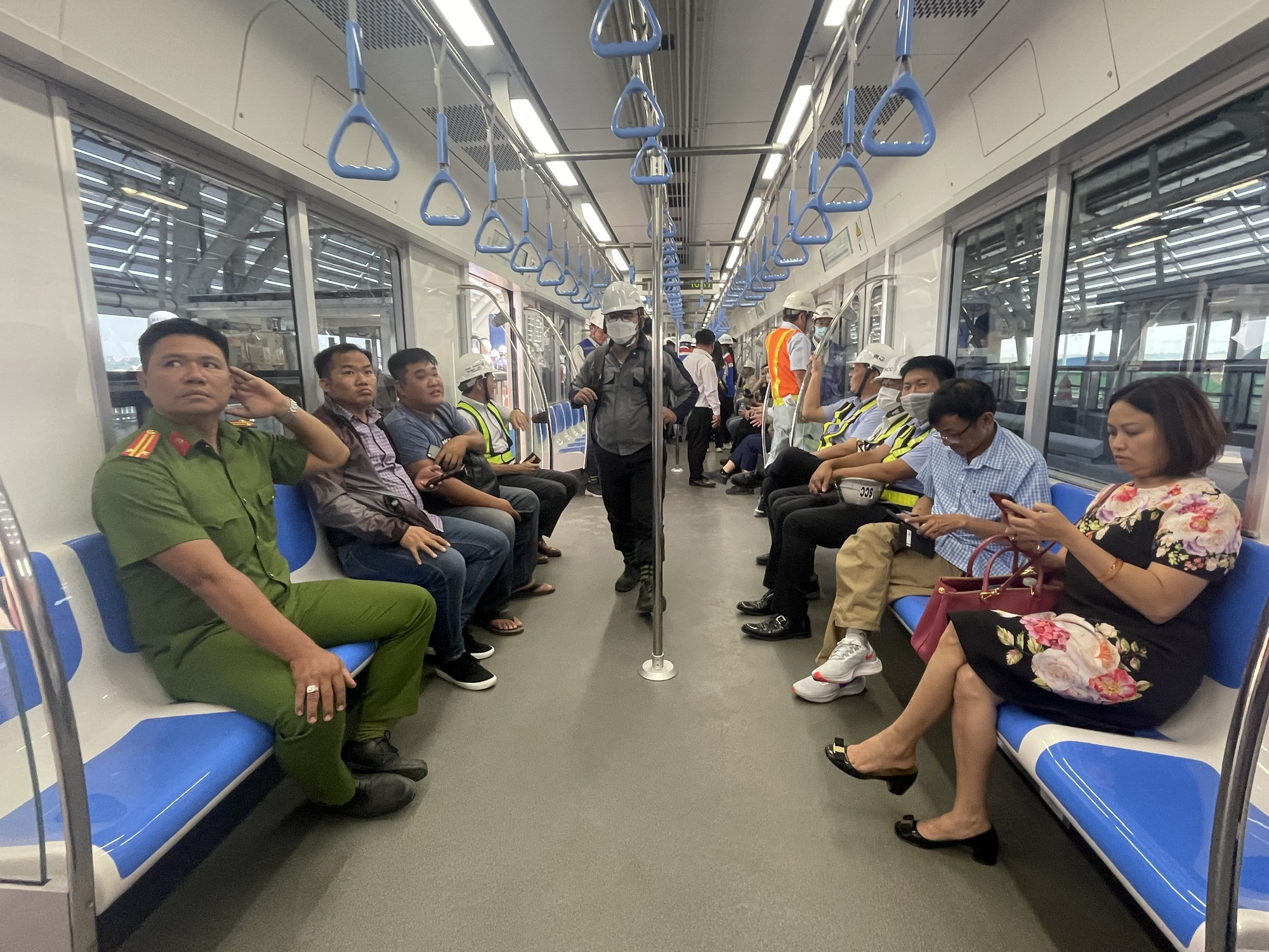 Hào hứng trải nghiệm tàu metro 1 dạo phố - Ảnh 5.