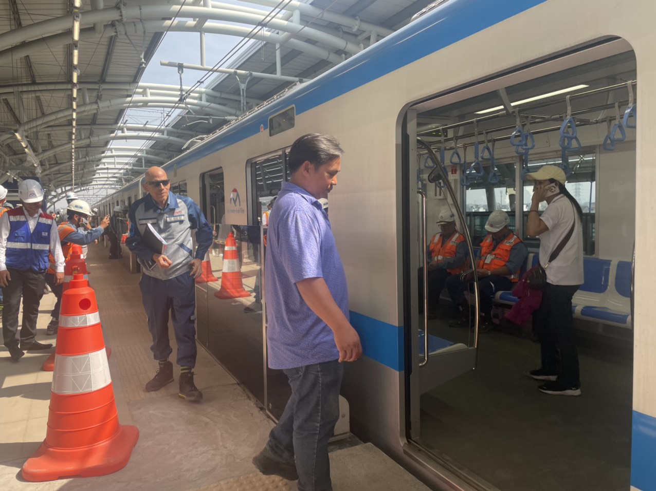 Hào hứng trải nghiệm tàu metro 1 dạo phố - Ảnh 8.