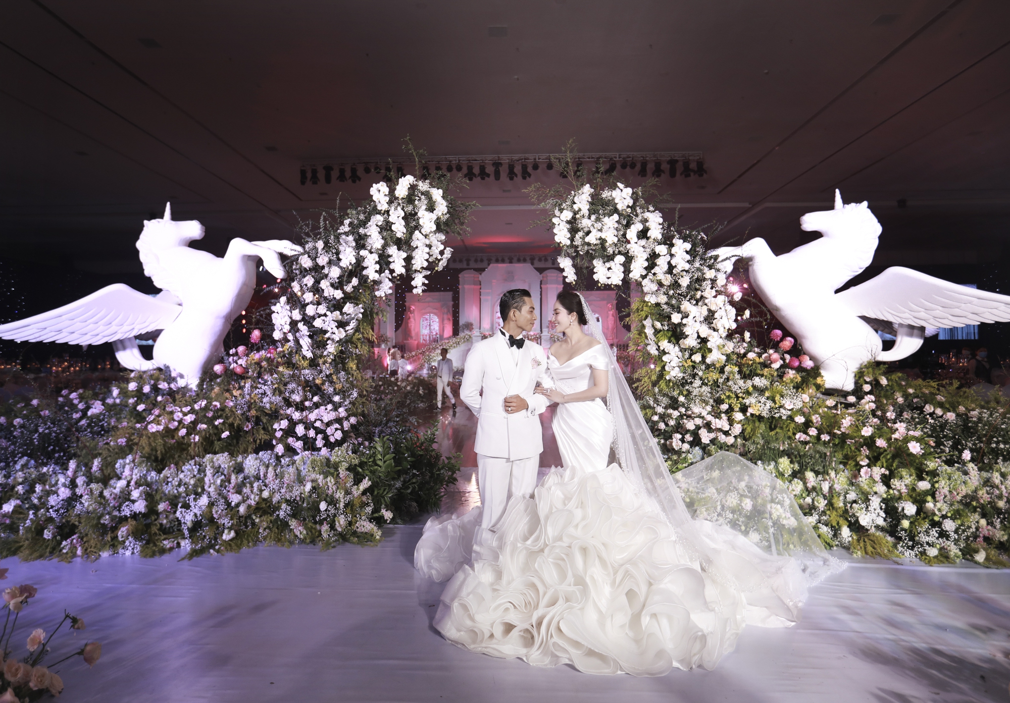 Đám cưới 1.000 khách mời của Khánh Thi - Phan Hiển - Ảnh 3.