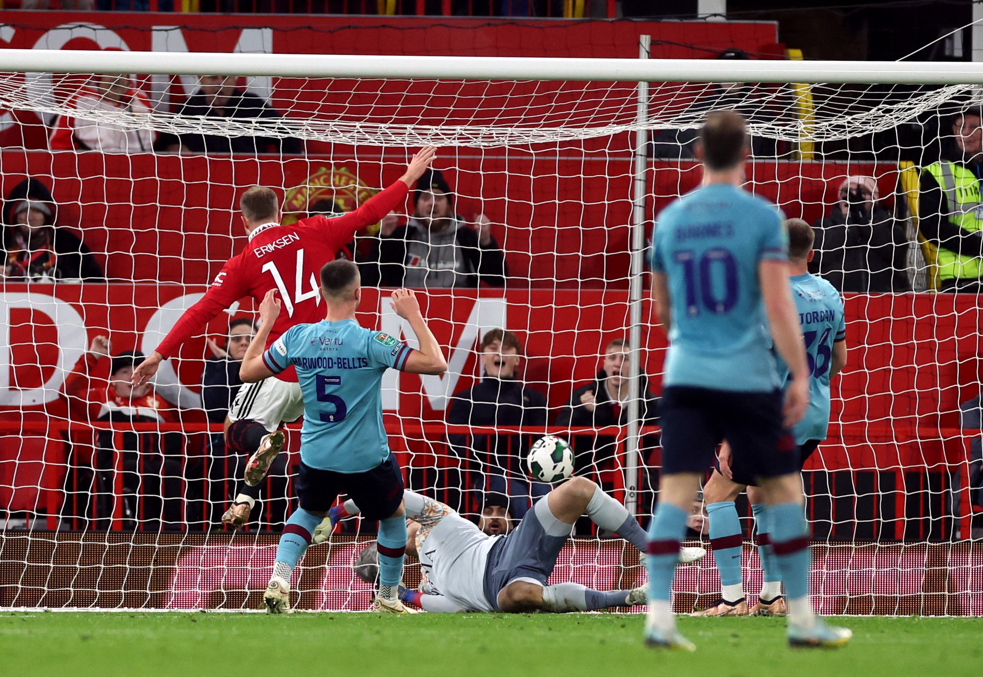 Báo chí Anh ngợi ca, fan Man United phát cuồng với pha ghi bàn của Rashford - Ảnh 1.