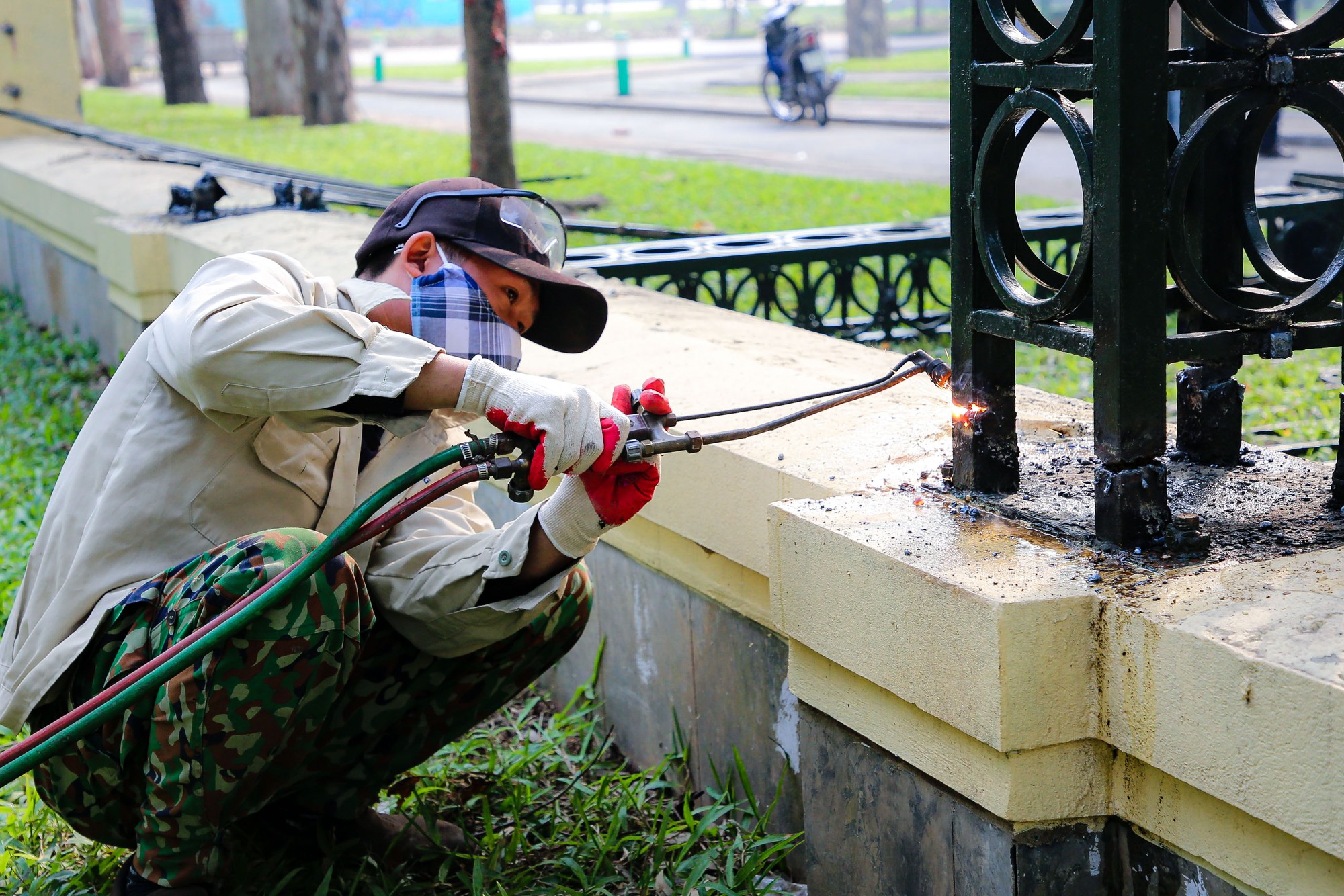 Tháo dỡ hàng rào công viên Thống Nhất - Ảnh 4.