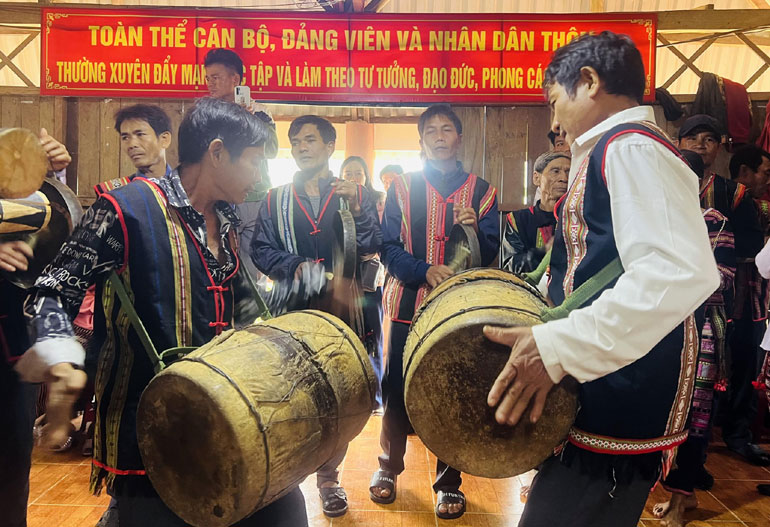 Để tiếng trống đôi, cồng ba, chiêng năm vang mãi - Ảnh 1.