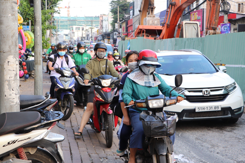 Ngán ngẩm với rào chắn - Ảnh 1.