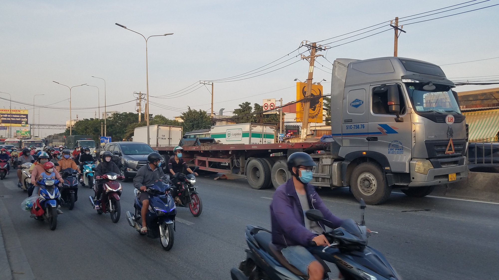 Tai nạn nghiêm trọng ở TP HCM  - Ảnh 1.