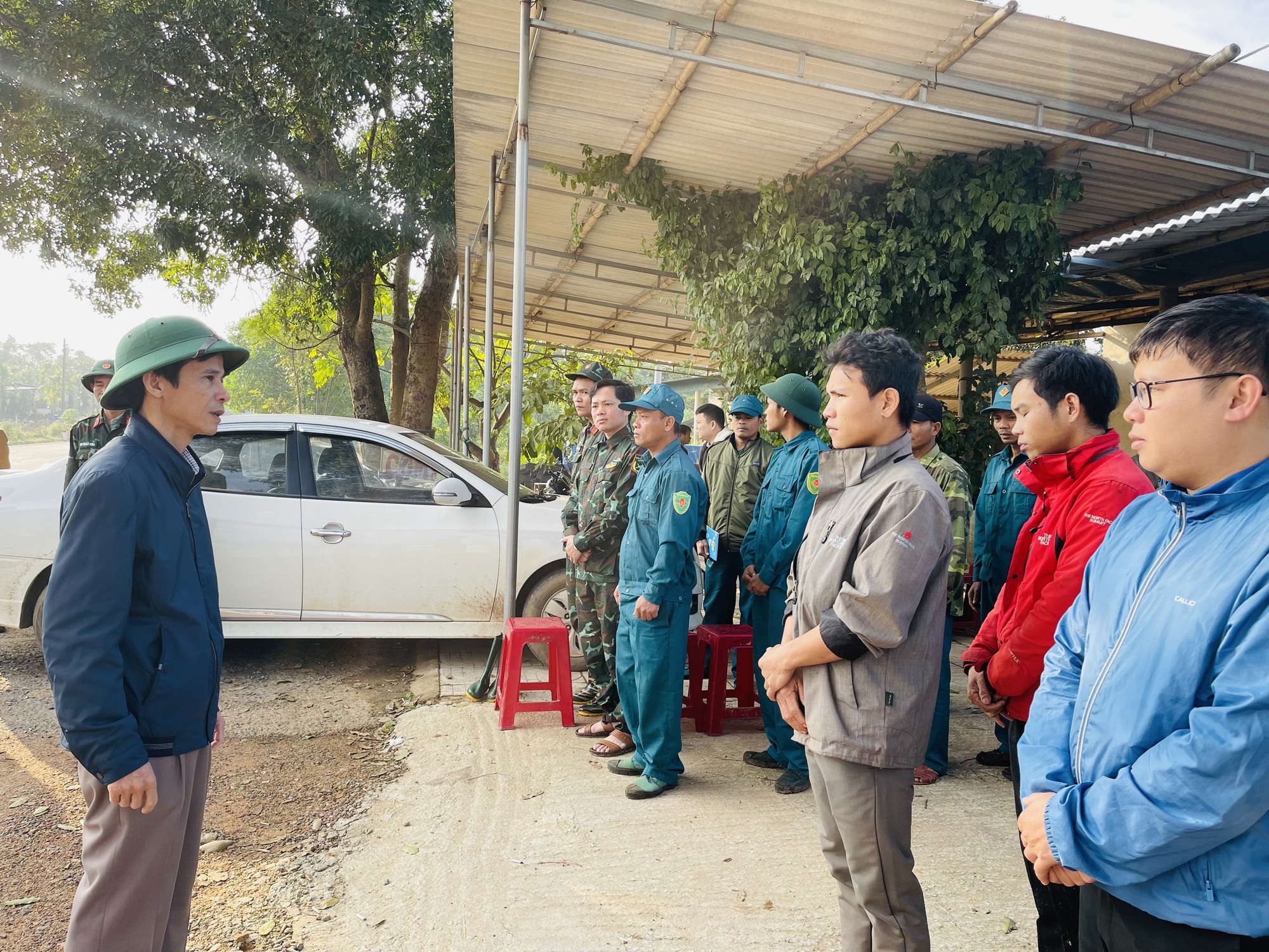 Giải tỏa khu rừng ma để thi công cao tốc Vạn Ninh - Cam Lộ - Ảnh 1.