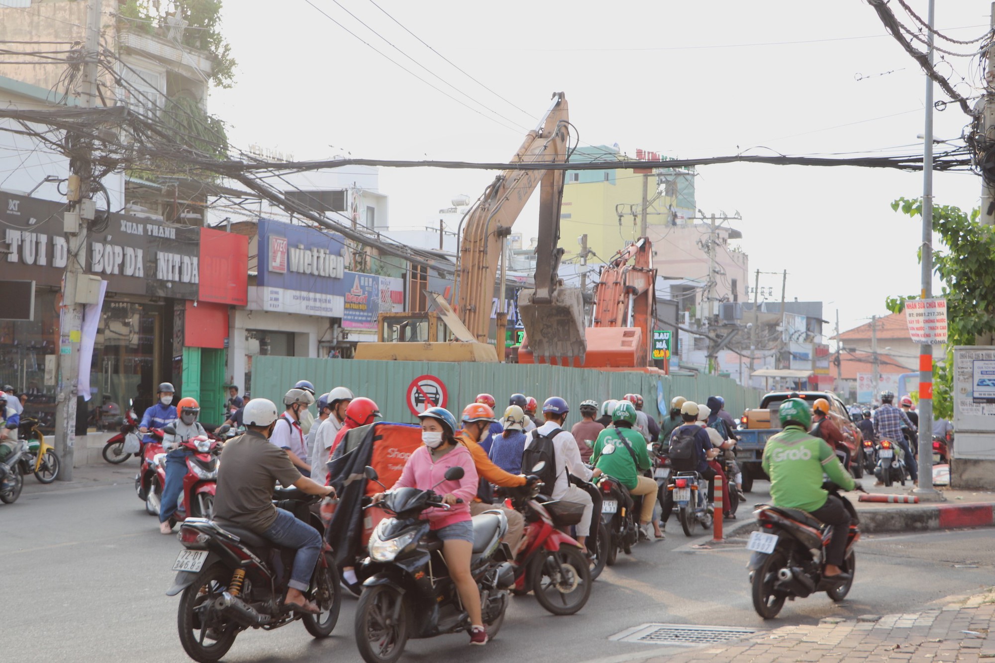 Cận cảnh những công trình lô cốt gây khổ sở người dân ở TP HCM - Ảnh 3.