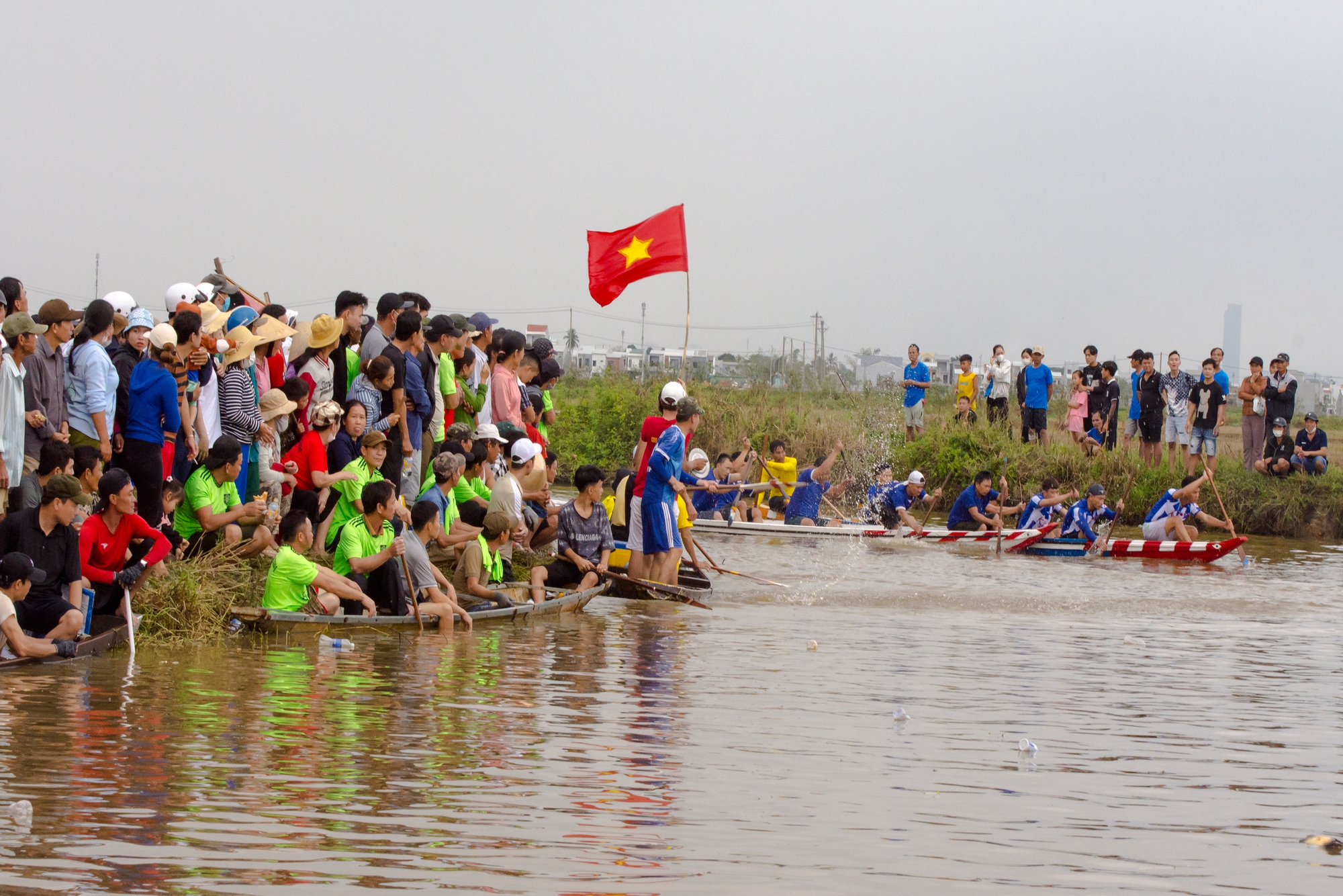 CUỘC THI ẢNH THIÊNG LIÊNG CỜ TỔ QUỐC: Cờ Tổ quốc bên mình - Ảnh 4.