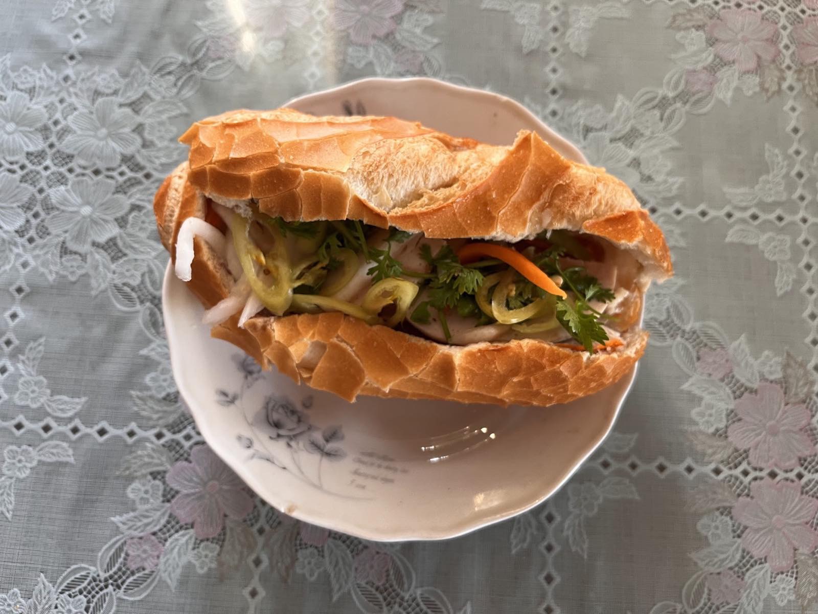 Bánh mì: Món ăn đường phố vượt biên giới - Ảnh 2.