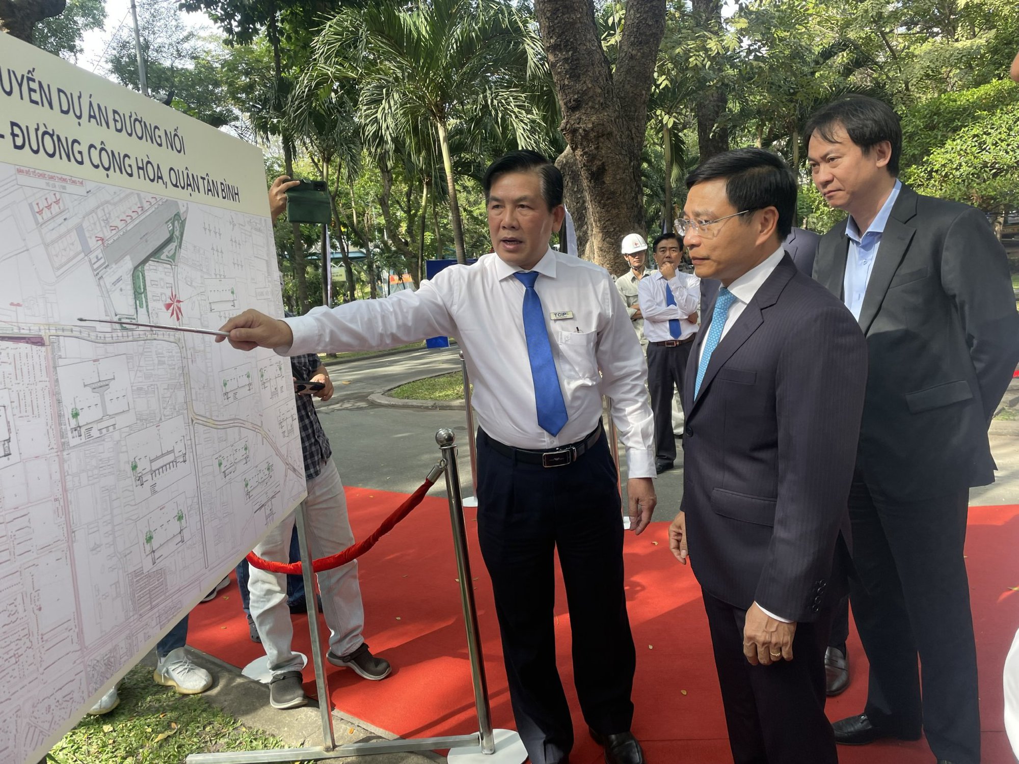 Khởi công dự án giảm kẹt xe khu vực sân bay Tân Sơn Nhất - Ảnh 3.