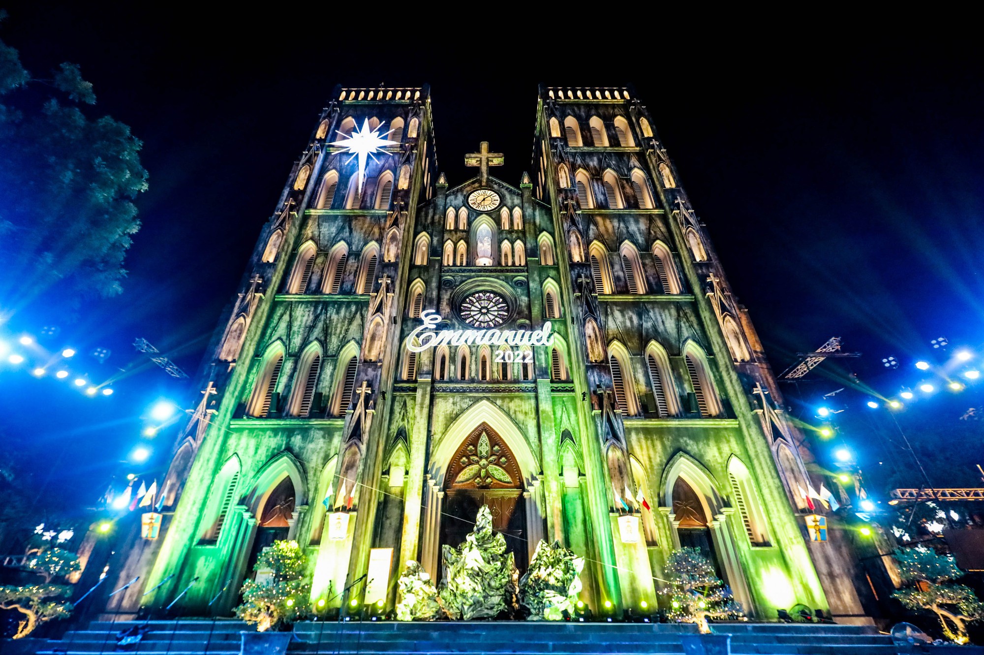 Hãy cùng chiêm ngưỡng những bức ảnh Giáng sinh tuyệt đẹp tại Nhà thờ lớn Hà Nội. Tòa nhà rực rỡ lung linh trong những luồng sáng đèn đỏ rực rỡ, thật là một bức tranh noel tuyệt vời.