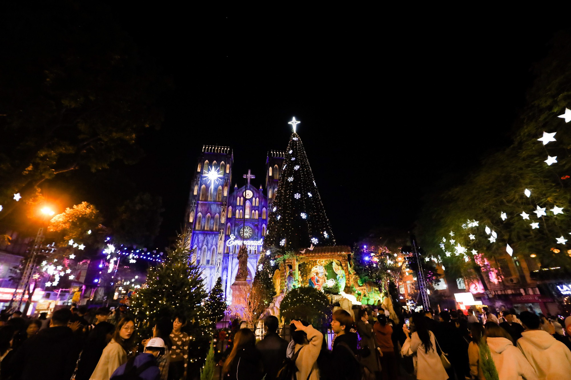 Chưa đến Giáng sinh, hàng ngàn người đổ về Nhà thờ Lớn Hà Nội - Ảnh 4.