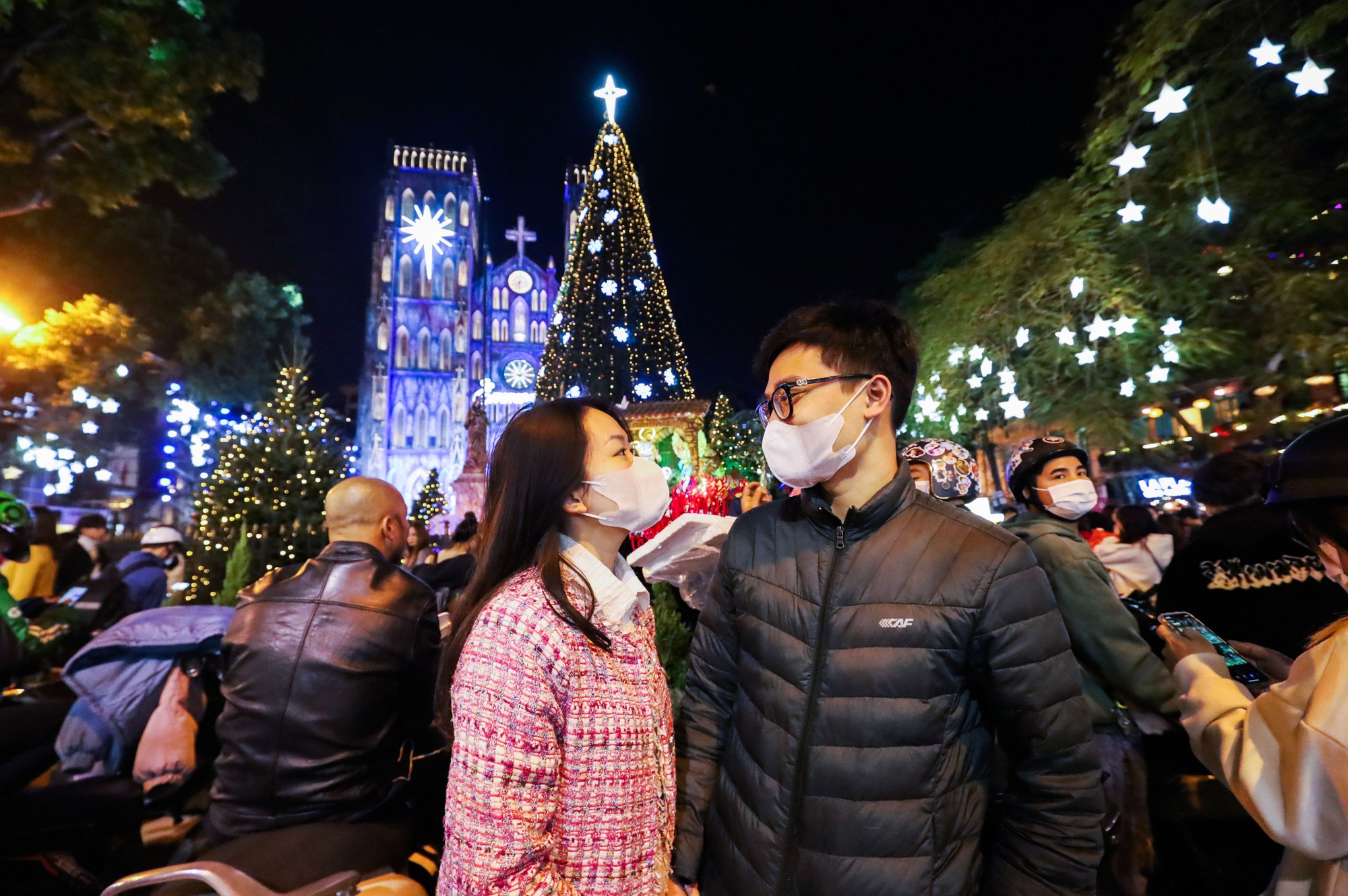 Chào đón mùa Giáng sinh, Nhà thờ Lớn Hà Nội được trang hoàng lung linh với những đèn lấp lánh, tạo nên không khí đầy phấn khích và mong chờ cho những du khách ghé thăm. Hãy đến và tận hưởng không gian cực kỳ ấm áp và đầy cảm xúc trong lễ hội Giáng sinh tại địa điểm này.