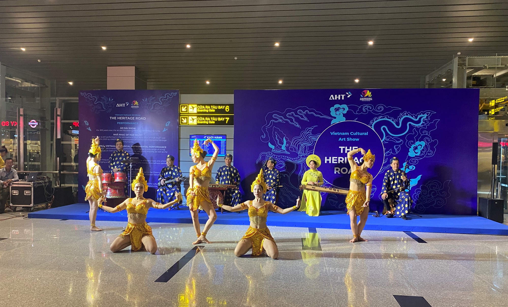 Khách quốc tế hào hứng xem múa Chăm trước giờ lên máy bay - Ảnh 1.