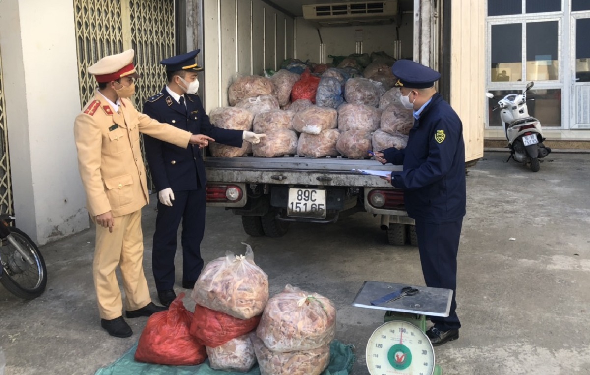 Bắt ôtô chở 1,4 tấn bì heo bốc mùi mang vào Thanh Hóa tiêu thụ - Ảnh 1.