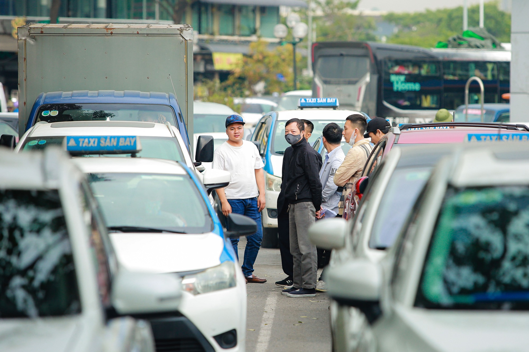 Clip: Hàng trăm xe ôtô nối đuôi nhau chờ đăng kiểm ở Hà Nội - Ảnh 10.