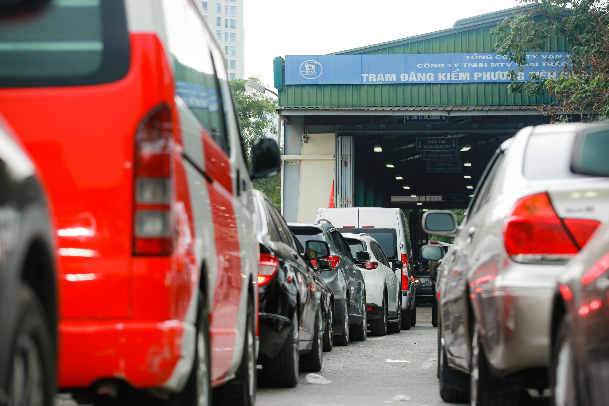 Clip: Hàng trăm xe ôtô nối đuôi nhau chờ đăng kiểm ở Hà Nội - Ảnh 5.