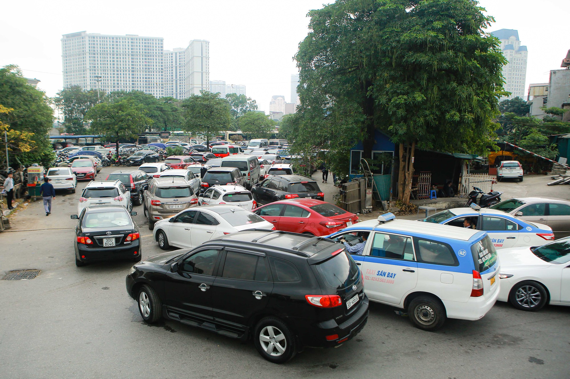 Clip: Hàng trăm xe ôtô nối đuôi nhau chờ đăng kiểm ở Hà Nội - Ảnh 3.