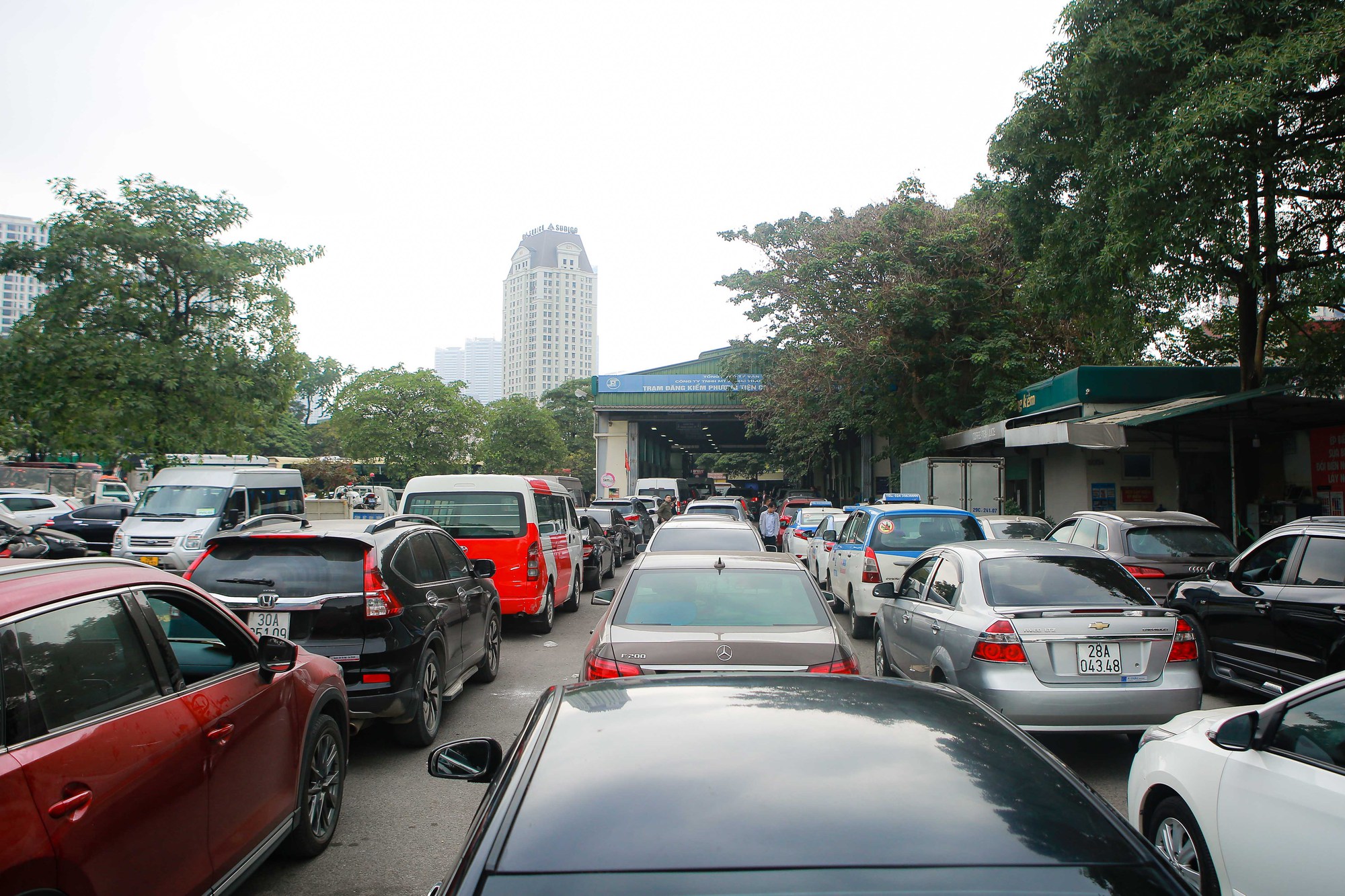 Clip: Hàng trăm xe ôtô nối đuôi nhau chờ đăng kiểm ở Hà Nội - Ảnh 4.