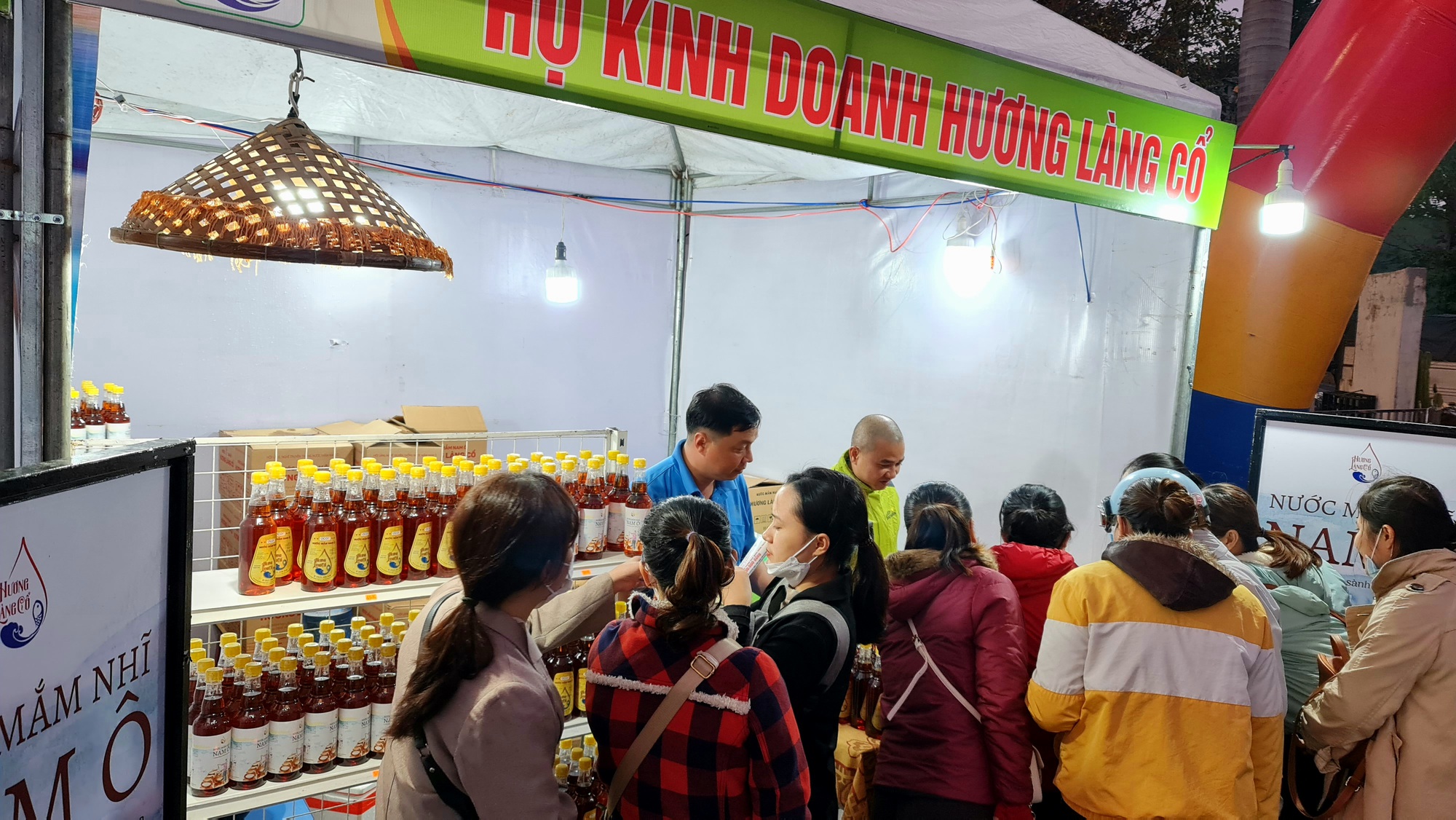 Đà Nẵng: Đông nghịt người mua sắm tại Phiên chợ Tết công nhân 2023 - Ảnh 3.