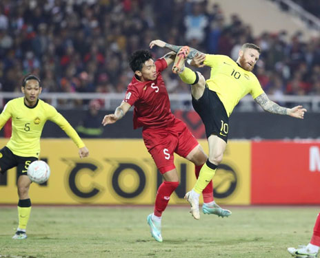 Cảm nhận không khí hào hứng của đam mê bóng đá Việt Nam với đội tuyển quốc gia. Hãy xem hình ảnh cầu thủ chạy trên sân cỏ, vỗ tay cổ vũ cho đội nhà và giành chiến thắng cho quốc gia.