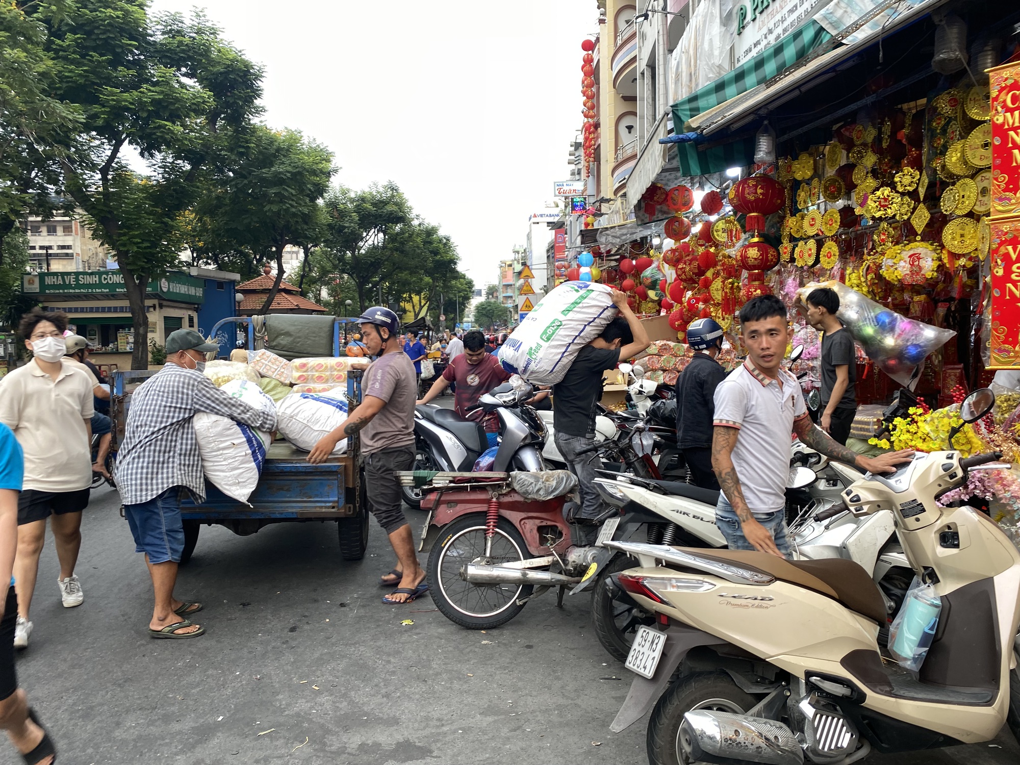 Đồ trang trí Tết tràn ngập các nẻo đường TP HCM - Ảnh 2.